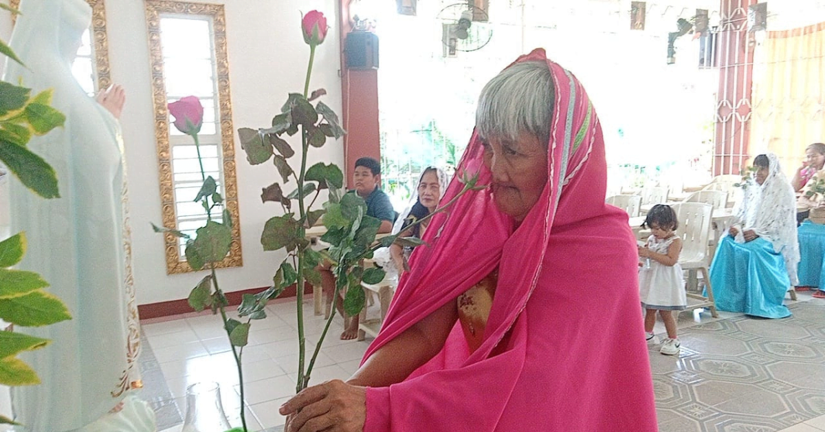 Pag-aalay Ng Bulaklak Kay Maria